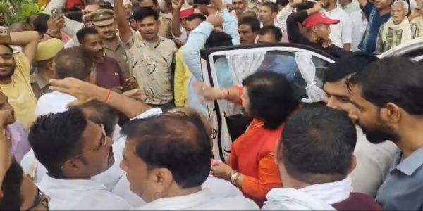निजी गोशाला पर किसानों ने लगाए फसल बर्बाद करने का आरोप