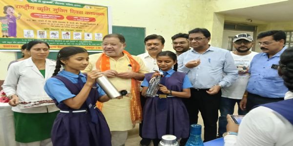 रायपुर में राष्ट्रीय कृमि मुक्ति दिवस का शुभारंभ, विधायक सुनील सोनी ने स्कूली बच्चों को खिलाई कृमिनाशक दवा