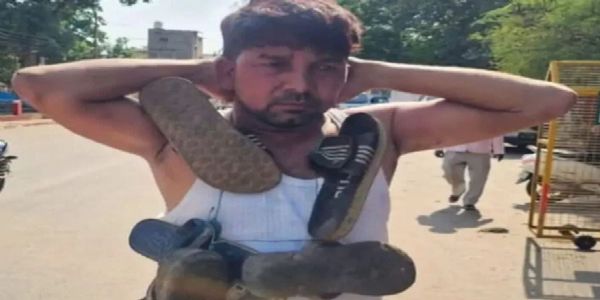 दुष्कर्म के आरोपित कैफे संचालक को गुस्साए लोगों ने जूतों की माला पहनाकर पुलिस के हवाले किया