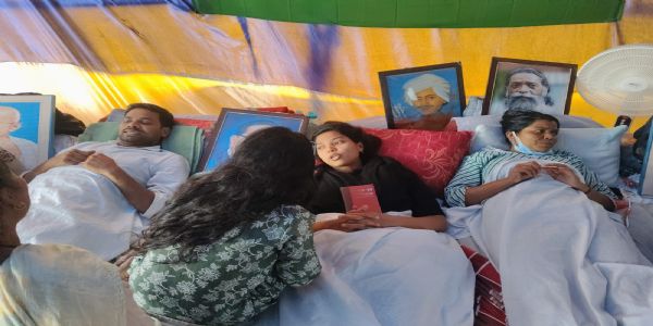 लाठीचार्ज के बाद भी नहीं थमा छात्र आंदोलन, जयपाल सिंह स्टेडियम में आमरण अनशन जारी