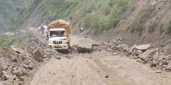 अपडेट: भारी बारिश और लैंडस्लाइड से लगातार गिर रहे पत्थरों के कारण मंडी के झलोगी में बंद करवाया ट्रैफिक