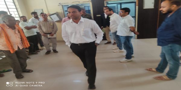 निबंधन कार्यालय का निरीक्षण कर डीसी ने दिया समयबद्ध निष्पादन का निर्देश