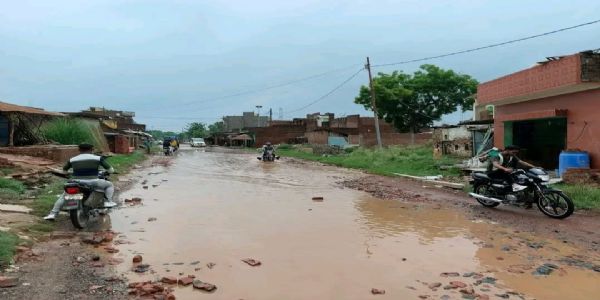 औरैया-फफूंद फोरलेन मार्ग पर बड़े-बड़े गड्ढे, राहगीर परेशान