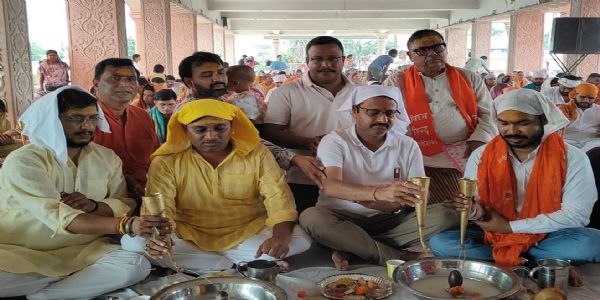 251 दंपत्तियों ने विहिप -बजरंग दल के निर्देशन में हरिद्वार से लाए गंगाजल से किया रूद्राभिषेक