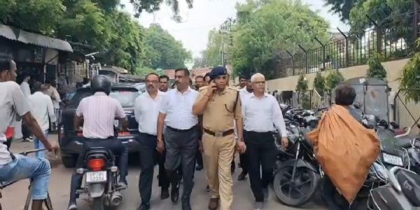 कचहरी की सड़कों पर नहीं चलेगी मनमानी, पुलिस ने हटवाया अतिक्रमण