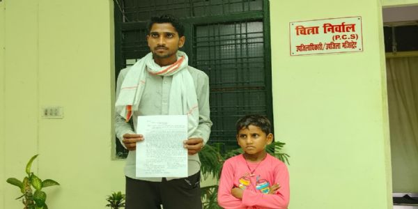 आवासीय स्कूल में यूकेजी के बच्चे को उल्टा लटकाकर पीटा