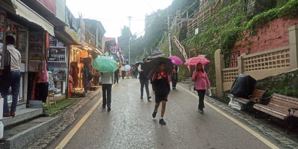 हिमाचल में बारिश से जनजीवन अस्त-व्यस्त, 259 सड़कें बंद, कुल्लू में स्कूल बंद