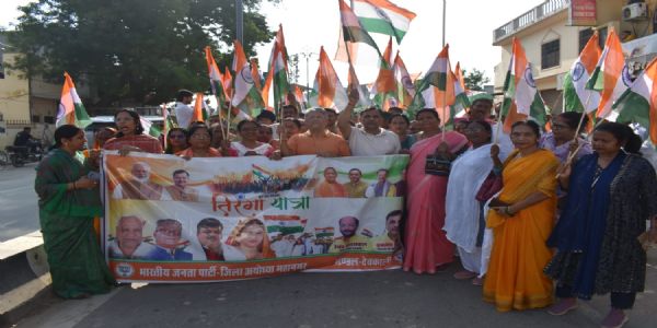 लहराया तिरंगा और राष्ट्रभक्ति से सराबोर हुई अयोध्या