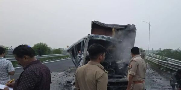 बुंदेलखंड एक्सप्रेस-वे पर दो डंपरों की भिड़ंत के बाद लगी आग, चालक घायल