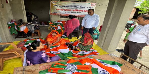 जौनपुर में स्वयं सहायता समूह की महिलाएं बना रहीं चार लाख तिरंगे झंडे
