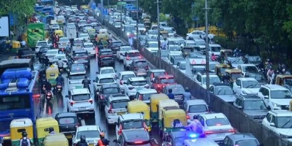 दिल्ली में बारिश से मौसम सुहावना, मुसीबतों का भी करना पड़ रहा सामना