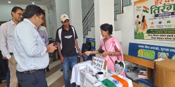 तिरंगे के रंगों में सजे ‘जय माता दी’ समूह के उत्पाद बने आकर्षण का केंद्र, कलेक्टर ने बढ़ाया महिलाओं का उत्साह