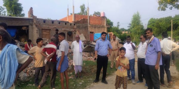 हाईकोर्ट के आदेश पर खलिहान और चकमार्ग की सुरक्षित भूमि से हटाया गया अवैध कब्जा