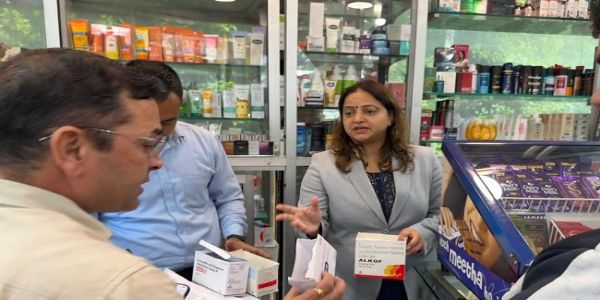 मसूरी में मेडिकल स्टोरों में मिलीं अनियमितताएं, तीन प्रतिष्ठानों में दवा की खरीद-बिक्री पर रोक