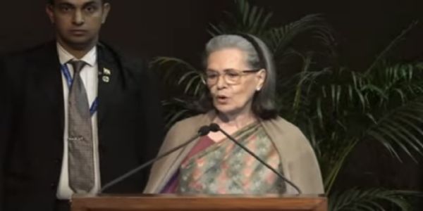 सोनिया ने मनमोहन सिंह के खिलाफ आरोपों को बताया राजनीति से प्रेरित