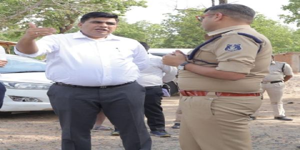 स्वतंत्रता दिवस की तैयारियों को लेकर कलेक्टर-एसपी ने सीएसईबी ग्राउंड का किया निरीक्षण