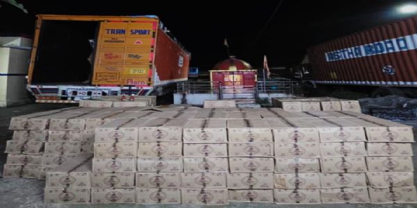 रतनपुर बॉर्डर पर ट्रक कंटेनर के गुप्त केबिन से करीब 30 लाख रुपये की अंग्रेजी शराब जब्त, एक गिरफ्तार