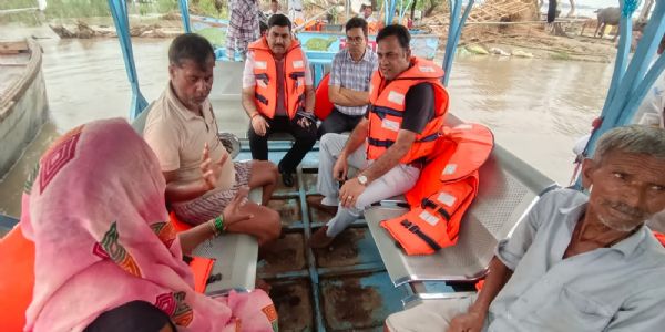 फर्रुखाबाद: बाढ़ प्रभावित लोगों के बीच नाव से पहुंचे एडीएम, राहत सामग्री बांट जाना हालचाल