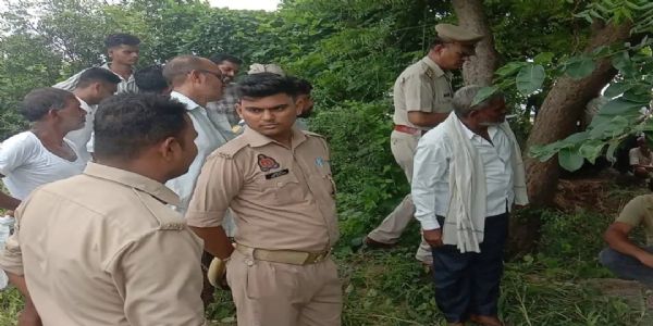 लापता ई-रिक्शा चालक का खेत में पेड़ से लटका मिला शव