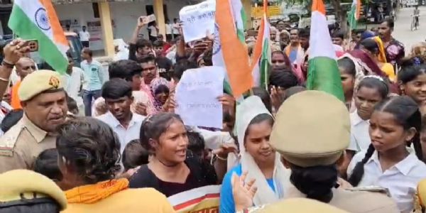 चंदूपुर गांव में जर्जर सड़क के निर्माण की मांग को लेकर कलेक्ट्रेट में प्रदर्शन