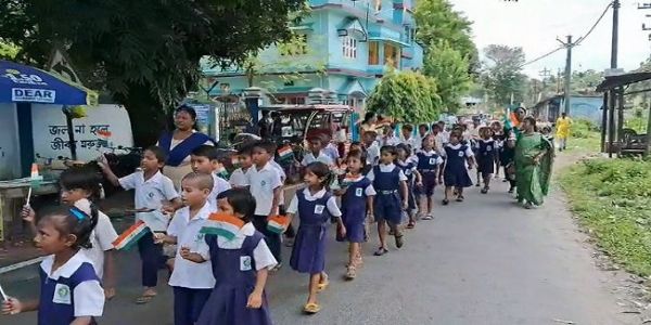 बेलाकोबा में नन्हे छात्रों ने निकाली तिरंगा यात्रा
