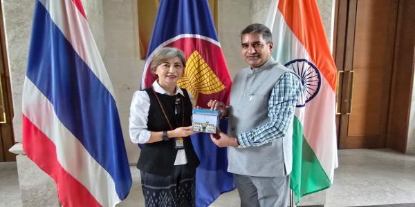 संस्कृत शिक्षा, जनगणना एवं कार्यक्रम कार्यान्वयन सचिव दीपक कुमार नई दिल्ली स्थित रॉयल थाई एम्बेसी में भारत में थाईलैंड की राजदूत चावनार्ट थांगसुम्फंत से मुलाकात करते हुए। संस्कृत शिक्षा, जनगणना एवं कार्यक्रम कार्यान्वयन सचिव दीपक कुमार नई दिल्ली स्थित रॉयल थाई एम्बेसी में भारत में थाईलैंड की राजदूत चावनार्ट थांगसुम्फंत से मुलाकात करते हुए।