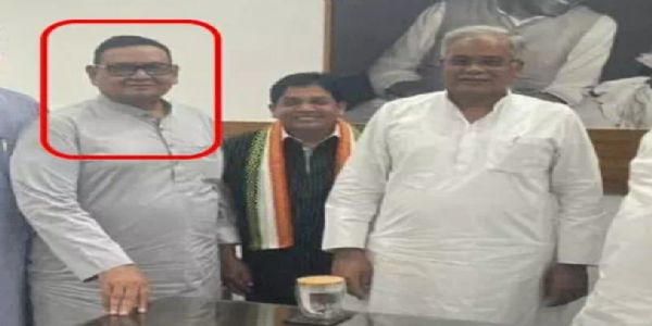 रामगोपाल अग्रवाल के साथ पूर्व मुख्यमंत्री भूपेश बघेल,फाइल फोटो रामगोपाल अग्रवाल के साथ पूर्व मुख्यमंत्री भूपेश बघेल,फाइल फोटो