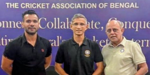 बंगाल क्रिकेट एसोसिएशन के पदाधिकारियों के साथ मुरादाबाद निवासी रणजी खिलाड़ी मिर्जा दानिश आलम। बंगाल क्रिकेट एसोसिएशन के पदाधिकारियों के साथ मुरादाबाद निवासी रणजी खिलाड़ी मिर्जा दानिश आलम।