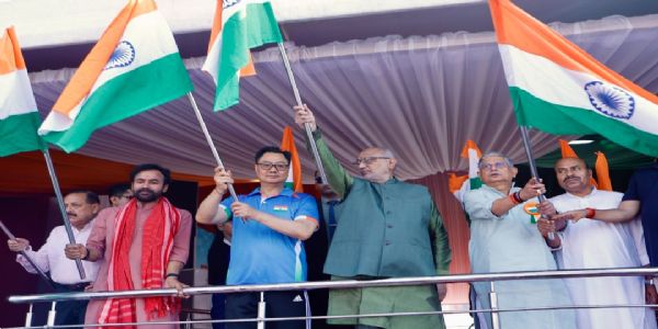 तिरंगा बाइक रैली को हरी झंडी दिखाते उपराष्ट्रपति सी पी राधाकृष्णन तिरंगा बाइक रैली को हरी झंडी दिखाते उपराष्ट्रपति सी पी राधाकृष्णन