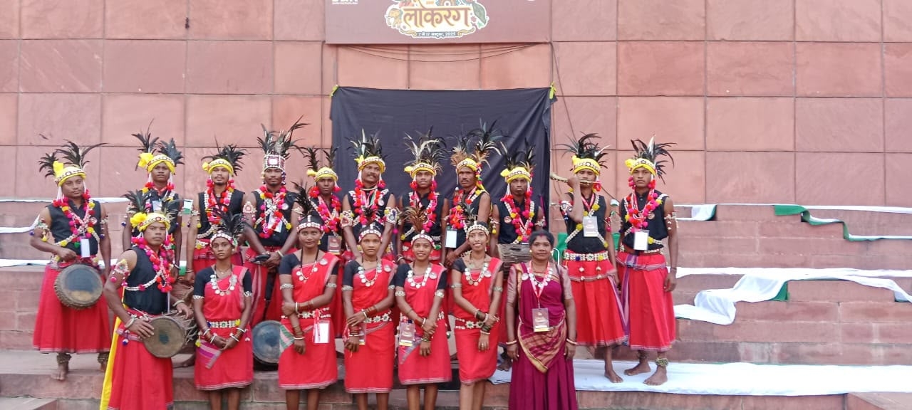 समूह में खड़े हुए सरईटोला के कलाकार। समूह में खड़े हुए सरईटोला के कलाकार।