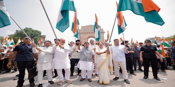 मुख्यमंत्री रेखा गुप्ता बुधवार को इंडिया गेट से कर्तव्य पथ तक तिरंगा यात्रा का नेतृत्व करते हुए मुख्यमंत्री रेखा गुप्ता बुधवार को इंडिया गेट से कर्तव्य पथ तक तिरंगा यात्रा का नेतृत्व करते हुए