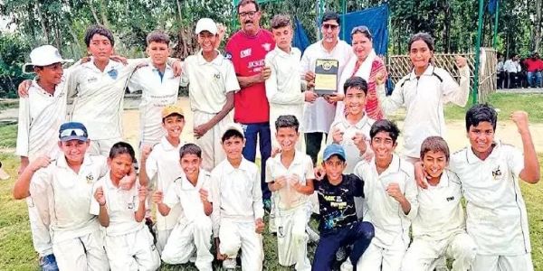 मैन ऑफ द मैच की ट्रॉफी लेते मोहम्मद जुहैब। मैन ऑफ द मैच की ट्रॉफी लेते मोहम्मद जुहैब।