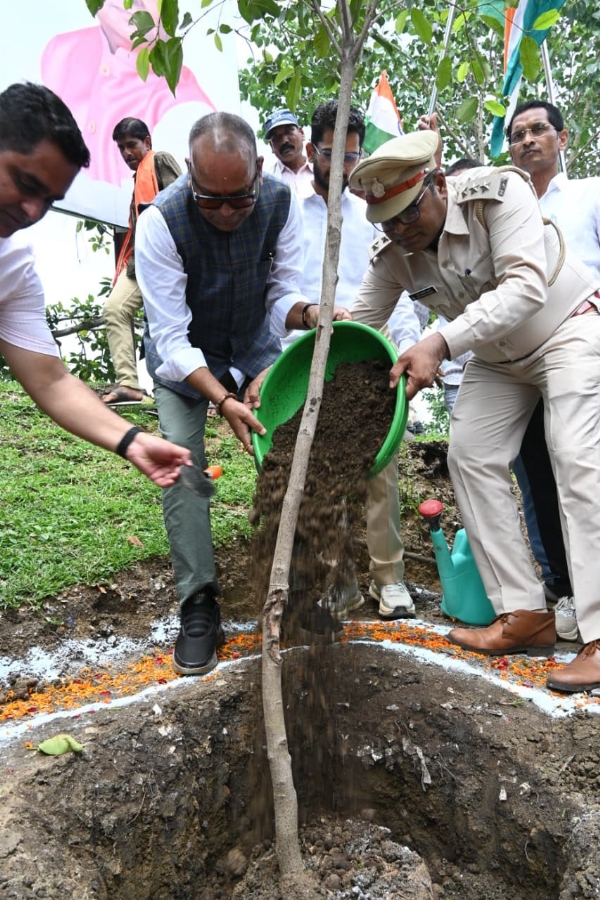 पौधा लगाते हुए विधायक अजय चंद्राकर व अन्य प्रशासनिक अधिकारी कर्मचारी। पौधा लगाते हुए विधायक अजय चंद्राकर व अन्य प्रशासनिक अधिकारी कर्मचारी।