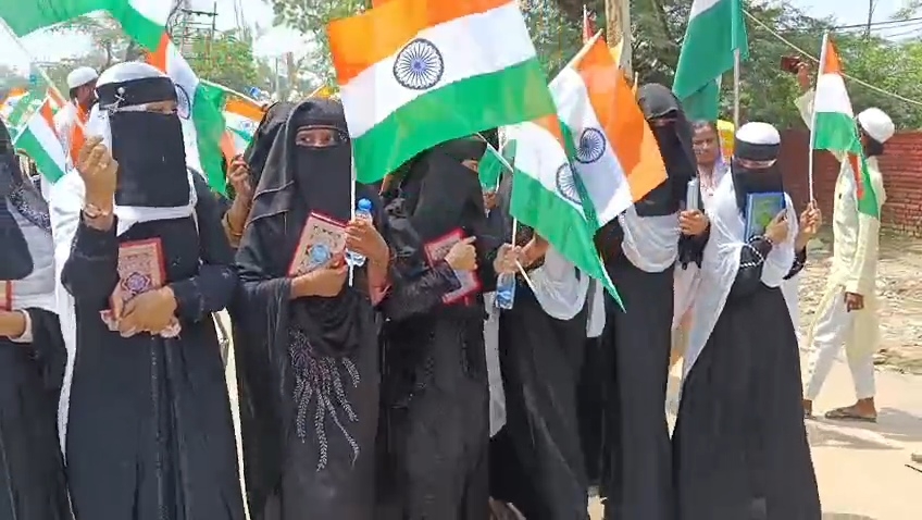 इस्लामी मदरसों में पढ़ने वाली सैकड़ों बच्चियां ने एक हाथ में कुरान, दूसरे में तिरंगा लेकर नूंह में निकली तिरंगा यात्रा। इस्लामी मदरसों में पढ़ने वाली सैकड़ों बच्चियां ने एक हाथ में कुरान, दूसरे में तिरंगा लेकर नूंह में निकली तिरंगा यात्रा।