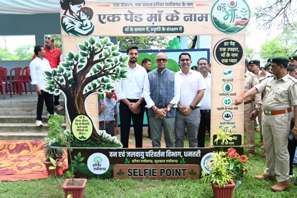 कार्यक्रम में शामिल विधायक अजय चंद्राकर व अन्य प्रशासनिक अधिकारी कर्मचारी। कार्यक्रम में शामिल विधायक अजय चंद्राकर व अन्य प्रशासनिक अधिकारी कर्मचारी।