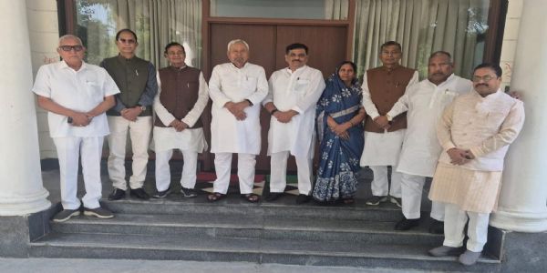 दिल्ली में नितिश के साथ सांसद दिल्ली में नितिश के साथ सांसद