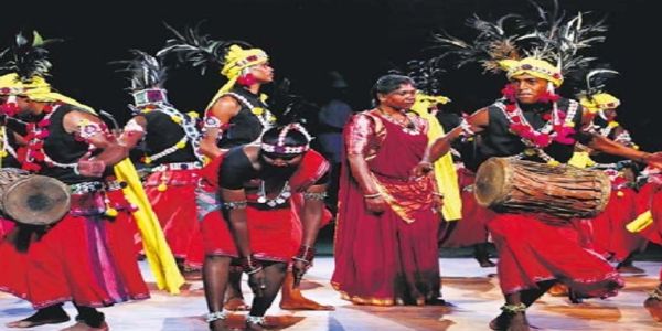 नृत्य करते हुए सरईटोला के कलाकार। नृत्य करते हुए सरईटोला के कलाकार।
