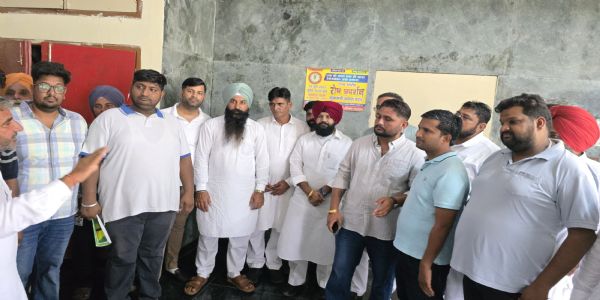 फतेहाबाद में राइस मिलरों का फूटा गुस्सा, चाबियां सौंपने का अल्टीमेटम