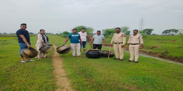 राहौद में अवैध महुआ शराब के ठिकानों पर पुलिस की बड़ी कार्रवाई, 12 लीटर शराब जब्त