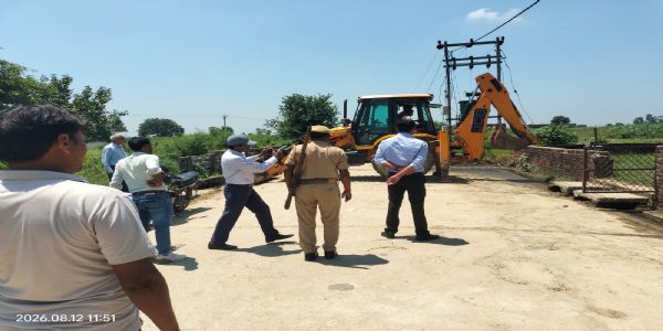 संभल प्रशासन ने बुलडोजर चलाकर पांच बीघा सरकारी जमीन को कराया कब्जा मुक्त