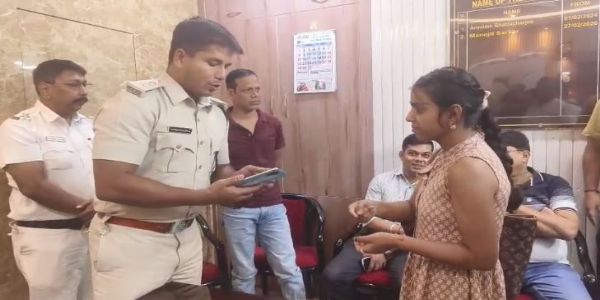 पुलिस ने बरामद किए 42 गुम और चोरी हुए मोबाइल, मालिकों को लौटाए