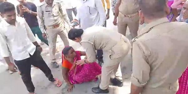 कलक्ट्रेट गेट पर चार महिलाओं ने किया आत्मदाह का प्रयास, पेट्रोल छिड़कते ही दौड़े सुरक्षाकर्मी