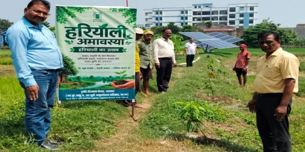 हरियाली अमावस्या पर कृषि विज्ञान केंद्र में पौधरोपण, किसानों को आम्रपाली आम की खेती से आय बढ़ाने का संदेश