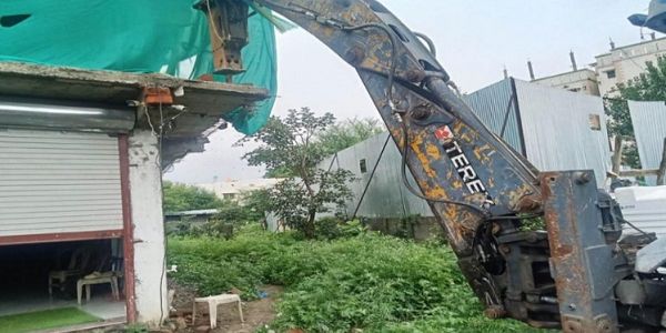 भोपाल में निगम की अतिक्रमण विरोधी कार्रवाई,  दो अवैध बाउंड्रीवाल तोड़ीं
