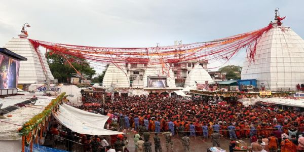 श्रावणी मेला में पट खुलते ही बाबा बैद्यनाथ मंदिर में उमड रहे श्रद्धालु