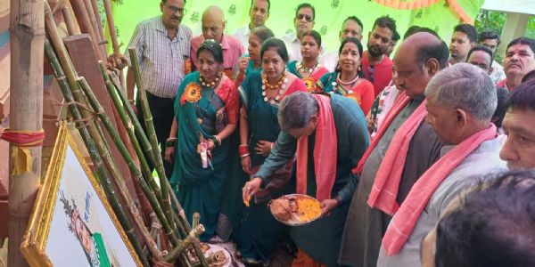 कोहड़िया के छत्तीसगढ़ महतारी दाई मंदिर में हरेली पर पूर्व मंत्री जयसिंह अग्रवाल ने की पूजा-अर्चना