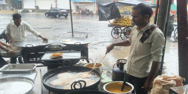 वागड़ में हरियाली अमावस्या से श्रावण मास का आगाज: फिजा में घुली मालपुओं की सोंधी खुशबू और रिमझिम फुहारें