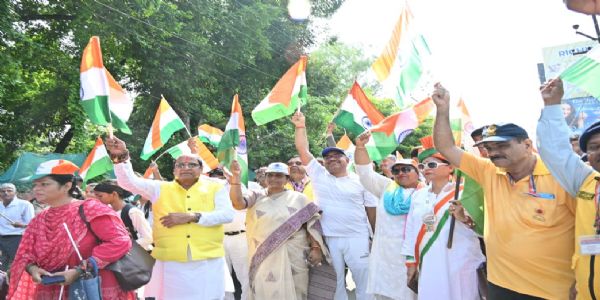 तिरंगा देश के गौरव, स्वाभिमान और एकता का प्रतीक : जिलाधिकारी