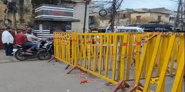 भोपाल में मोती मस्जिद के सामने टू-व्हीलर की आवाजाही शुरू, पुलिस ने हटाए बैरिकेड्स, व्यापारी बोले- पूरी बैरिकेडिंग हटाएं