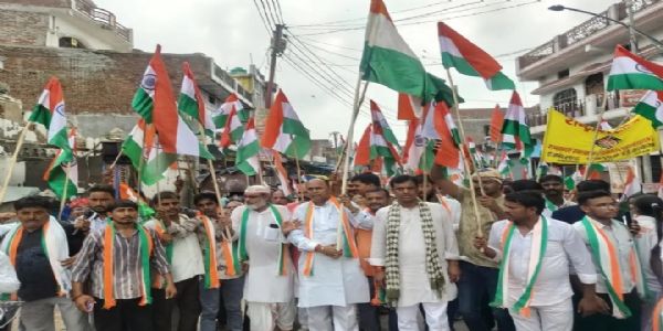 बाराबंकी में भव्यता के साथ निकली तिरंगा यात्रा, देश भक्ति के गीतों से गूंजता रहा रामनगर